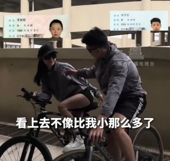 尴尬了！黑龙江，女子带着比自己小16岁的男友回家，不料，男友到家后就被赶来的亲朋