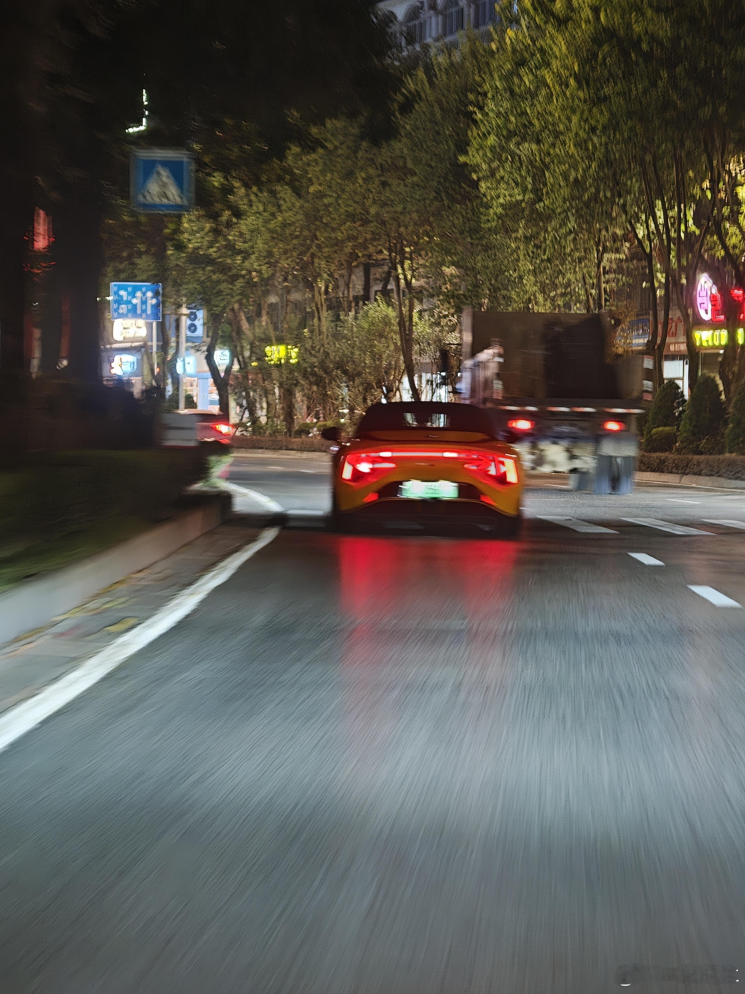 尾灯看着好奇怪