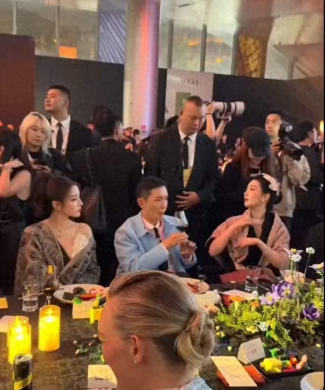 难得一见的同框! 刘冲坐在中间, 左边刘亦菲右边迪丽热巴