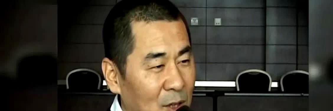 演员陈建斌说：“有次我在和辛柏青聊天时，他说他有天晚上，等到家里人都睡了，自己一