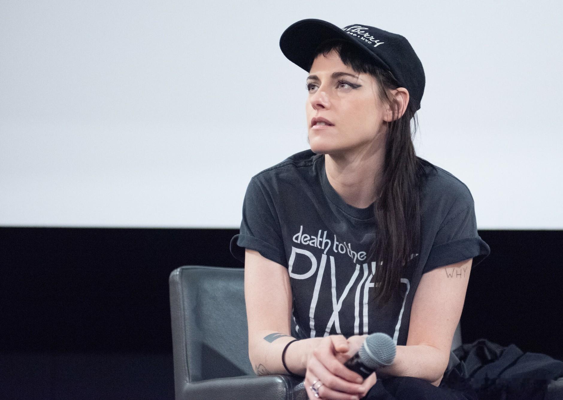 克里斯汀斯图尔特在波兰托伦的EnergaCAMERIMAGE电影节期间，出席导演