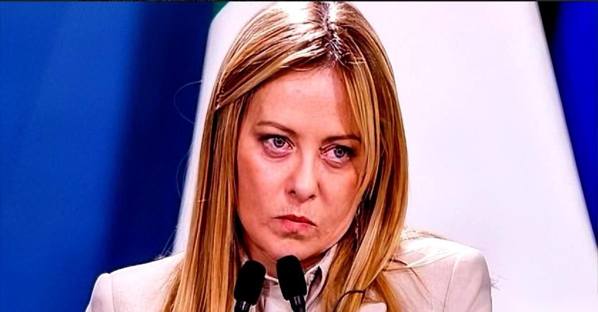 布鲁塞尔那间会议室，空气已经绷到了极点。桌子这边，一圈欧洲领导人脸都气白了，就差