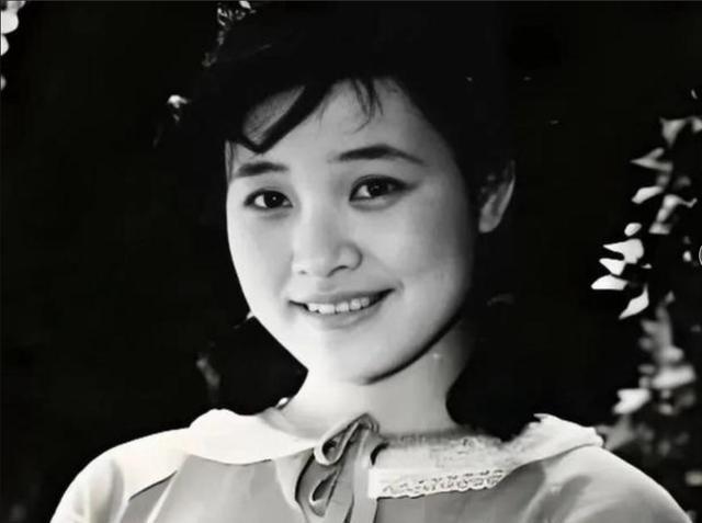 1971年，女知青宋梅为报村民救命之恩，就嫁给了他。谁料，新婚之夜，她却被眼前的