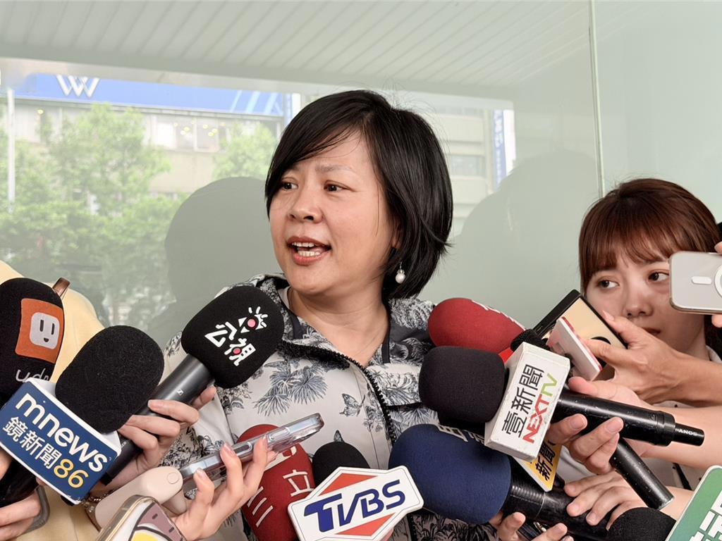 陆配李贞秀上三立开炮“民进党毁宪乱政”，亲绿名嘴尴尬反应曝台湾民众党13日开除