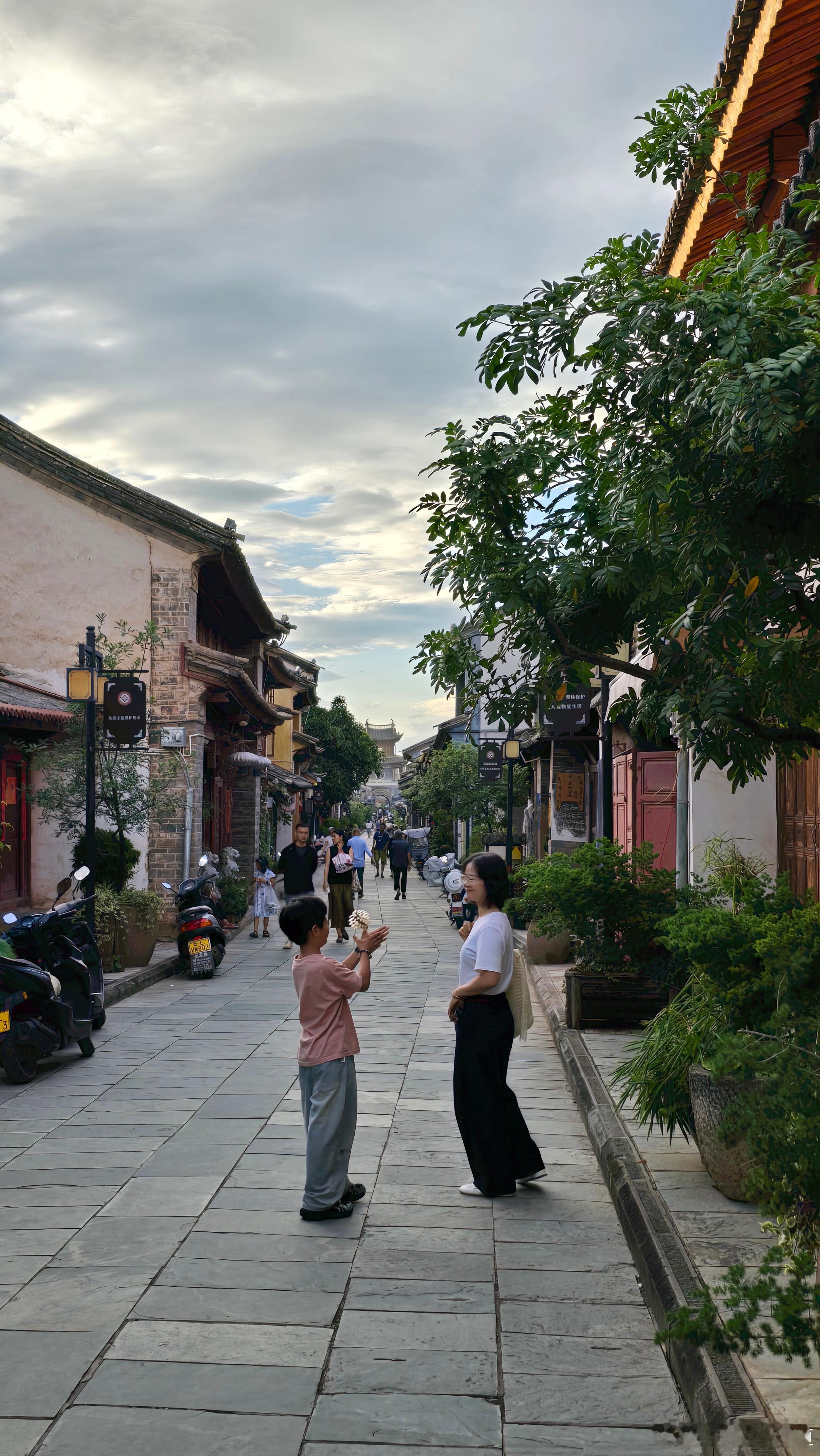 不喜欢喧嚣、热闹的大理古城，我更喜欢去一些商业化不浓，还有本地人在那里生活，有烟