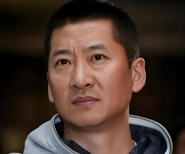演员周杰今年56岁，至今未婚未育，父母已经先后离世。他在访谈中提到自己如今每