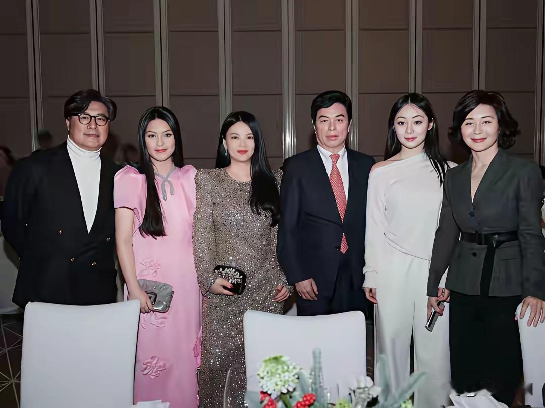 李湘那颜值确实能打，这么一看，说她更漂亮也没错。她女儿王诗龄现在个子挺高的，小