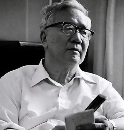 陈景润是赫赫有名的数学天才和怪人，到底有多怪呢？建国初期的国营理发店，排队长龙