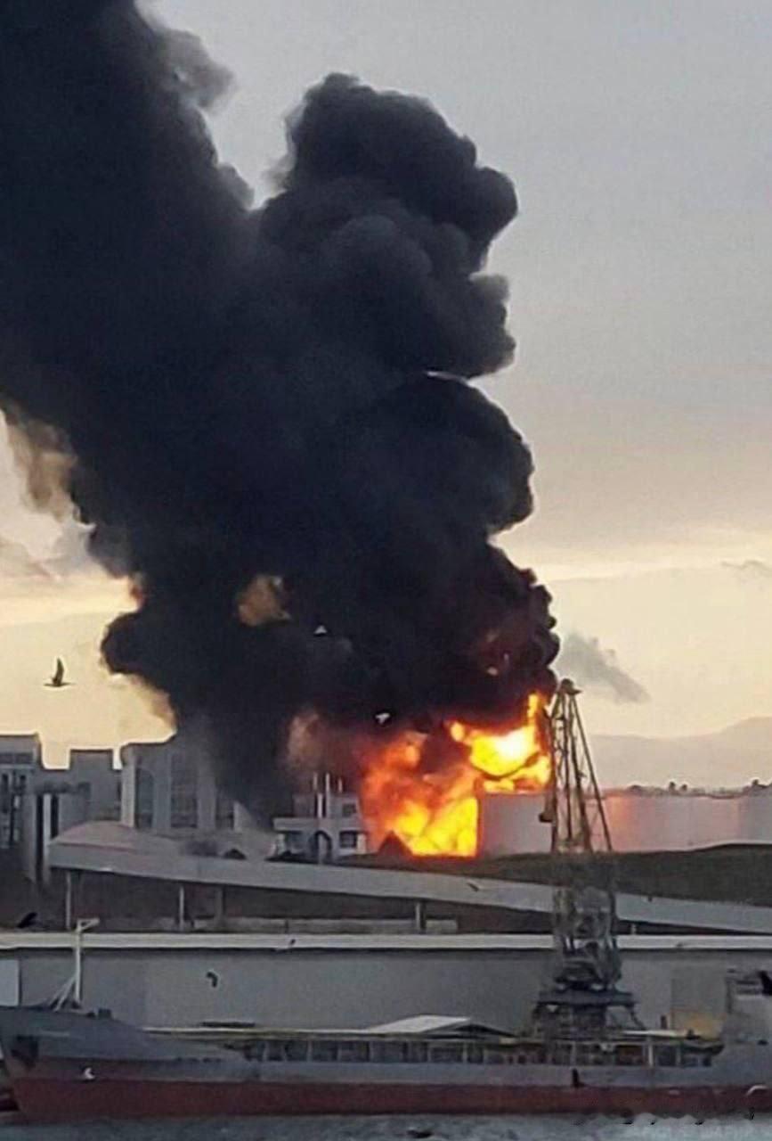 🇷🇺🇺🇦据报道，敖德萨的目标遭到俄军空袭。初步报告显示，空袭目标可能