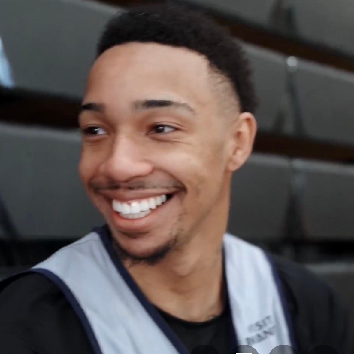 乔丹·米勒今天在快船队训练时对谈到了球队目前的氛围，与（赛季初）6胜21负时的对