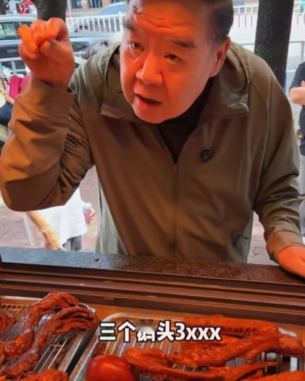 郑则仕到潮汕吃狮头鹅这事，在网上吵翻了天。视频里他往卤味档口一站，看着油光锃