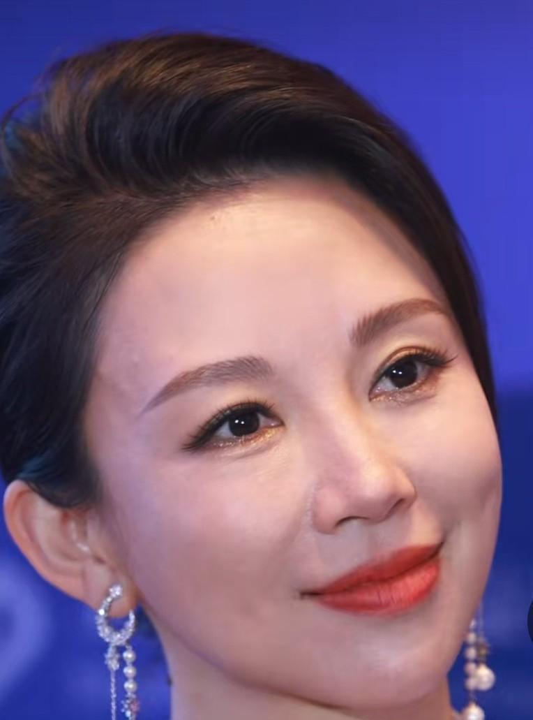 九球天后潘晓婷确是漂亮阿姨了。九球天后潘晓婷40+了，家庭生活不完美，到了恨嫁