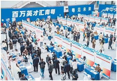 放宽就业社保年龄限制, 意味着什么? (这些新提法, 写入“十五五”规划建议)