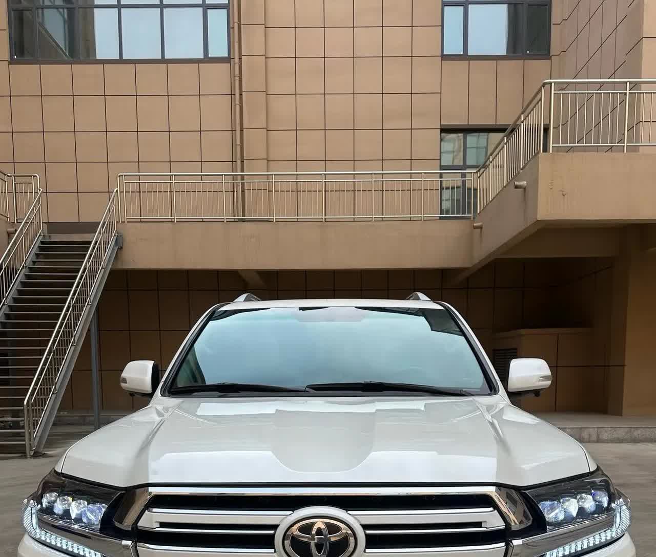 花45万8全款拿下梦中情车，结果老婆当场发脾气，指着鼻子骂我要“喝西北风”！可但