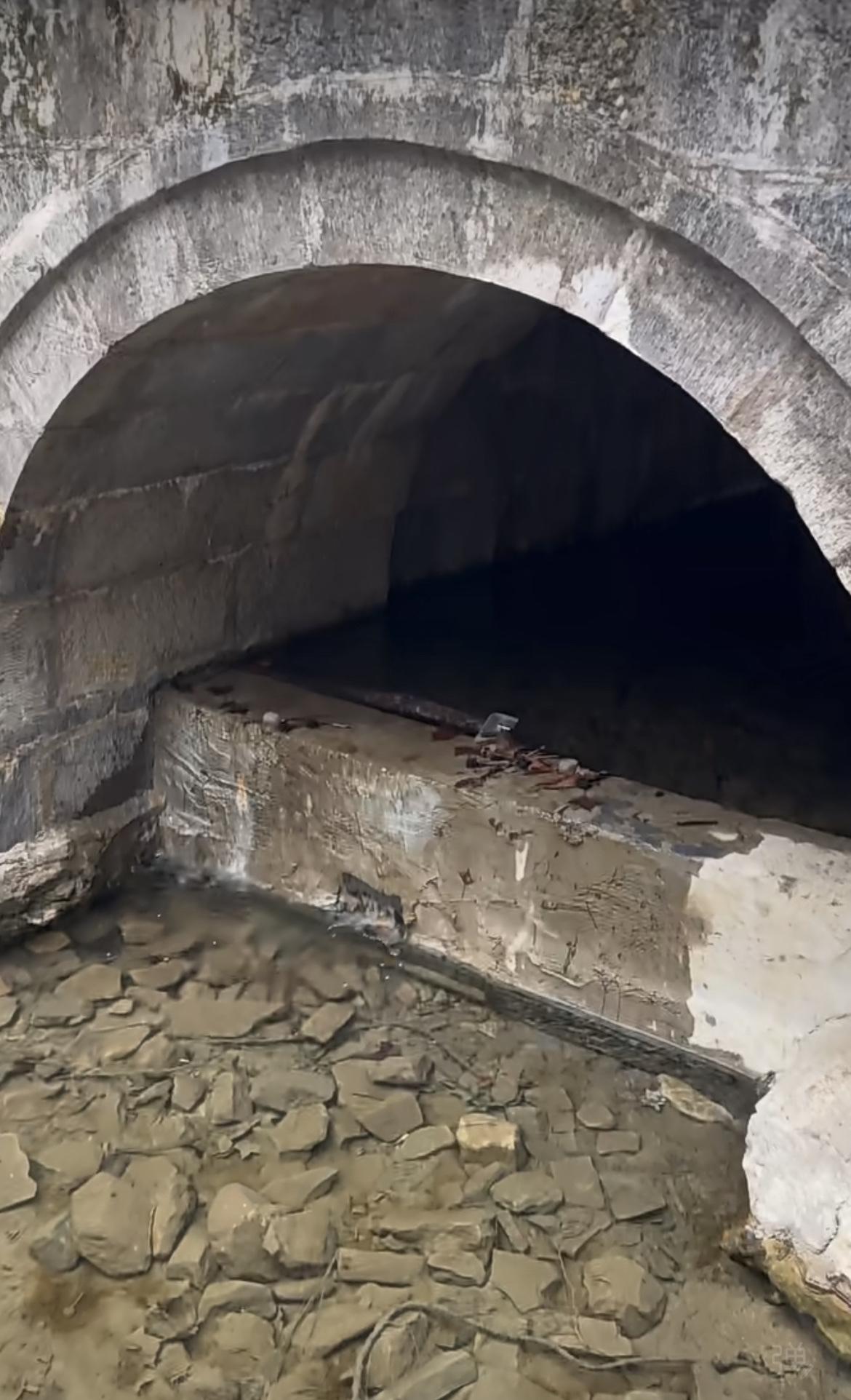 没想到南京灵谷寺附近的一座小桥下，竟然藏着几块1928年制造的“中山陵界碑”，因