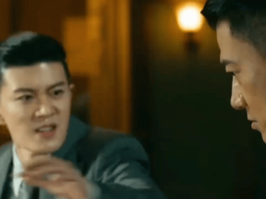 任嘉伦在《风与潮》先导片中饰演的何贤细节封神了！谁懂啊！以往总演武力值爆棚的角色
