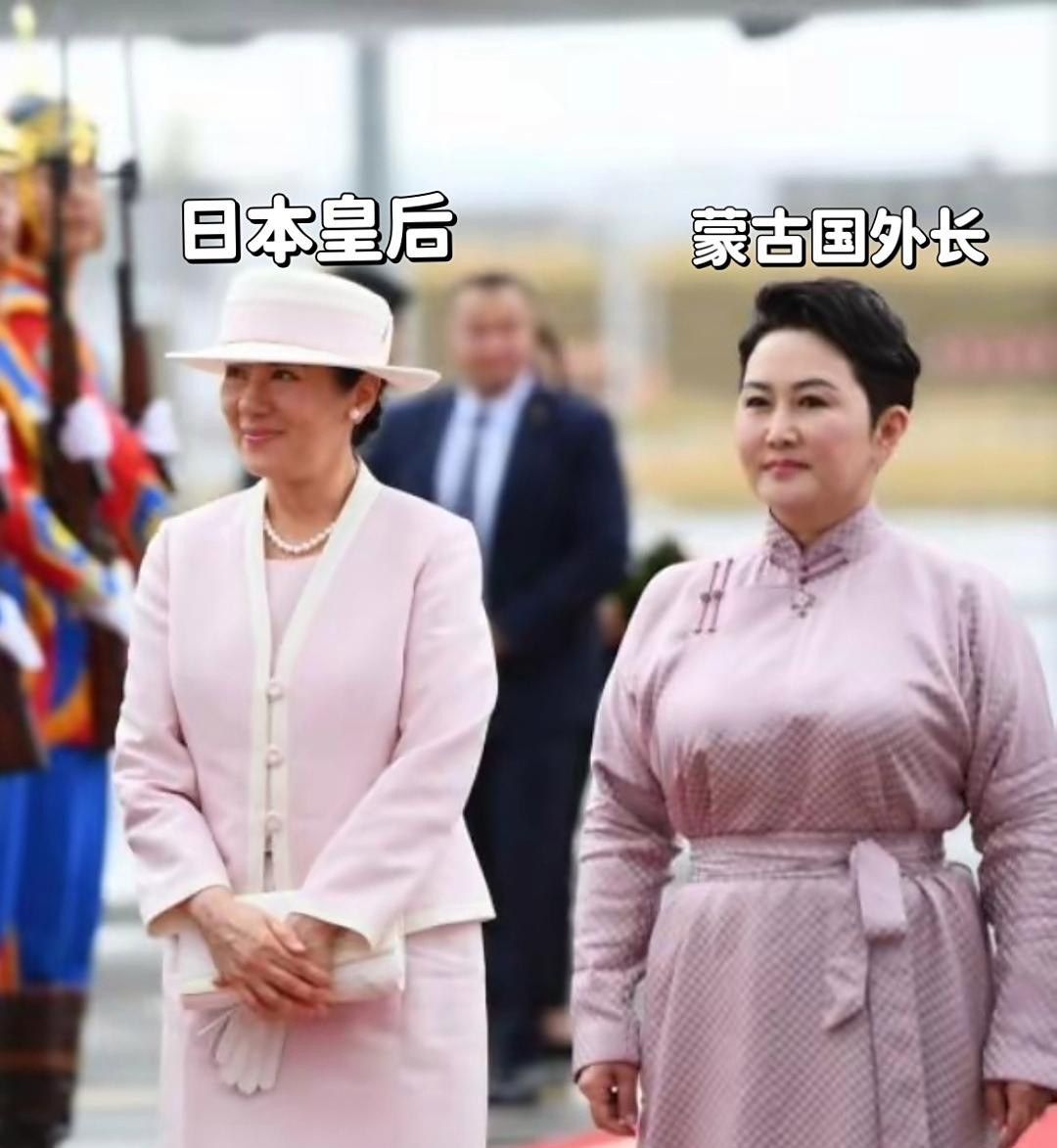 这两位一个长得壮硕威猛，一个长得苗条优雅；一个装高冷，一个装贤淑；一个像保镖，一个像小姐；一个似仆人