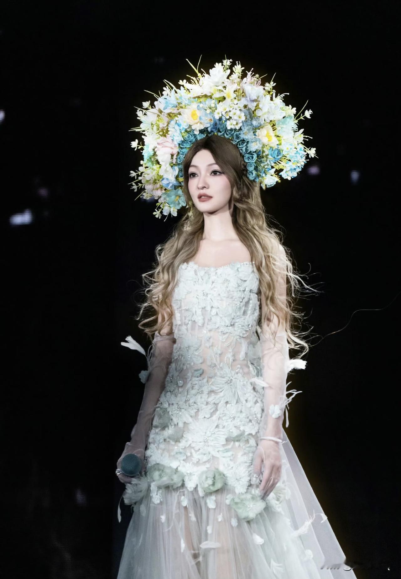 张韶涵来泉州开演唱会，还结合了当地非遗做了簪花造型，宛如花仙子降临，美翻了～