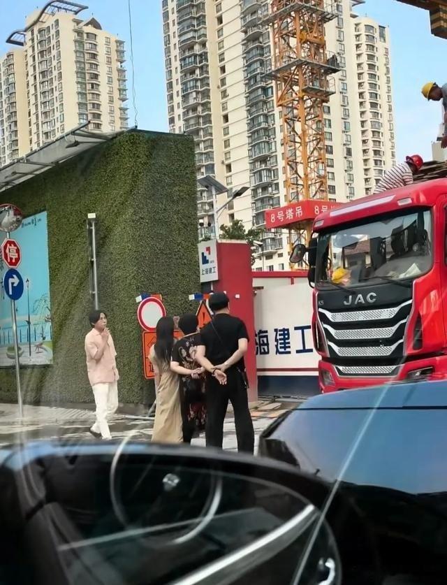 57岁伊能静和47岁秦昊穿拖鞋看上海楼盘，婆婆爆炸头贵气抢镜，网友：租房十多年不是买不起是图啥​