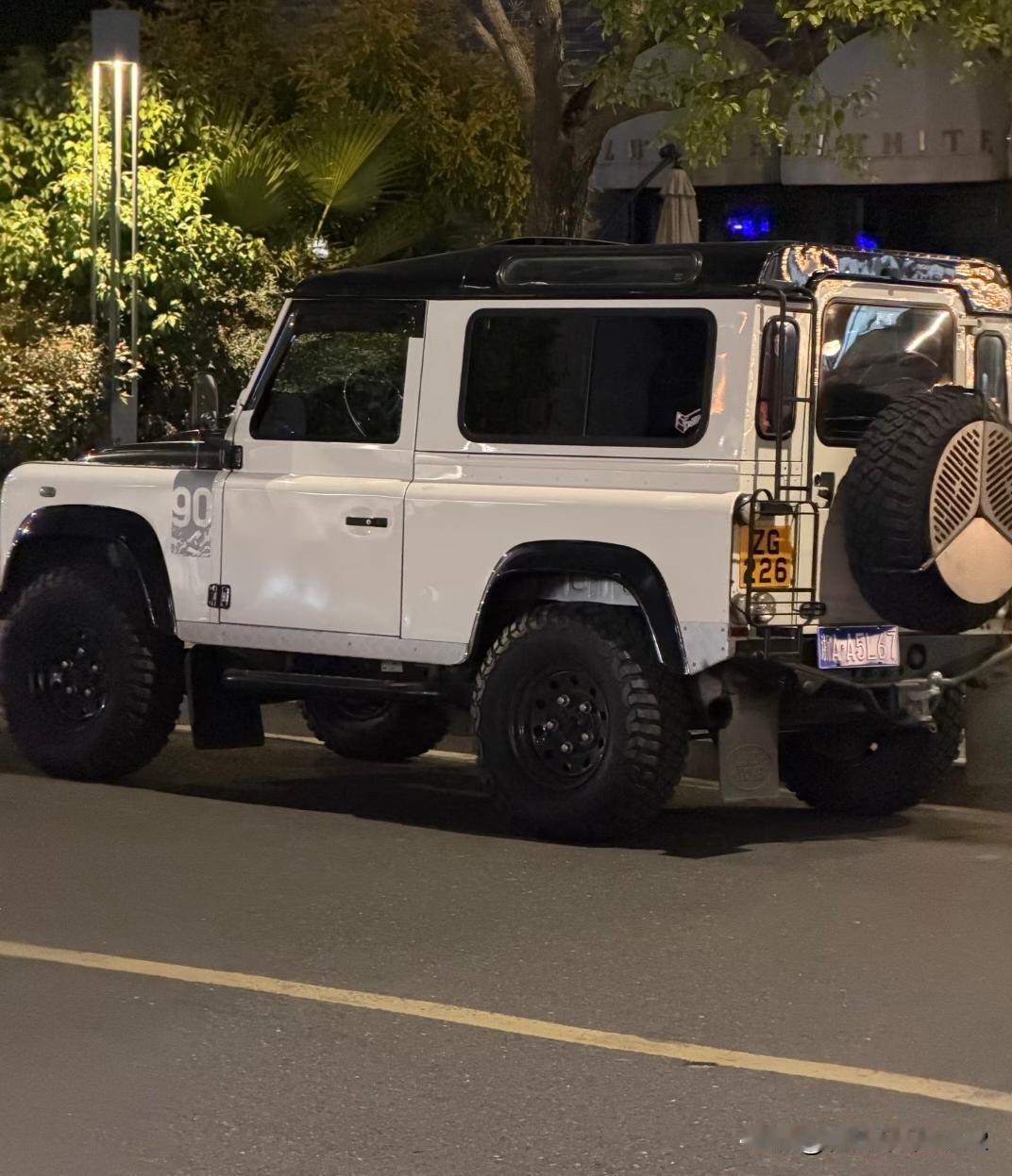 老卫士与大G停在一起，气势上还是很足的[赞]