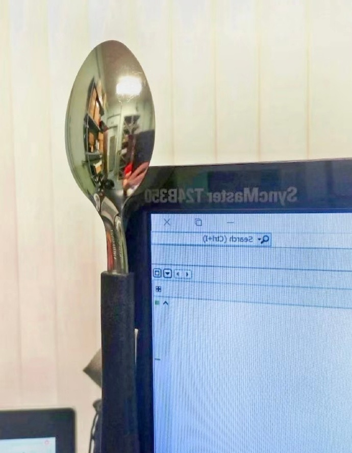 摸鱼人善于利用一切反光物体