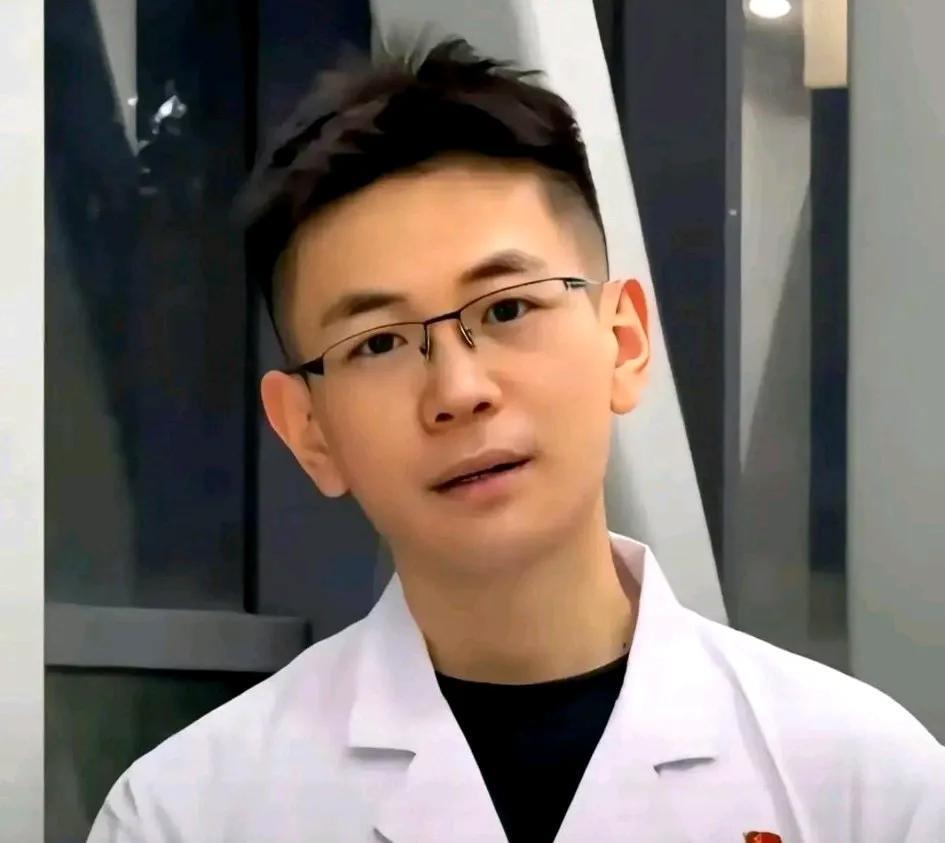 两个年轻人，一个罗帅宇，一个李煜众，从面相上看，怎么也看不出会做出出格事的人。