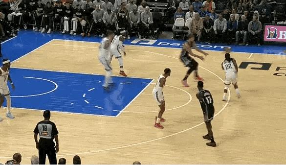 威少真是太不给亚历山大面子了！在雷霆主场对阵国王的第一节比赛中，威少面对亚历山