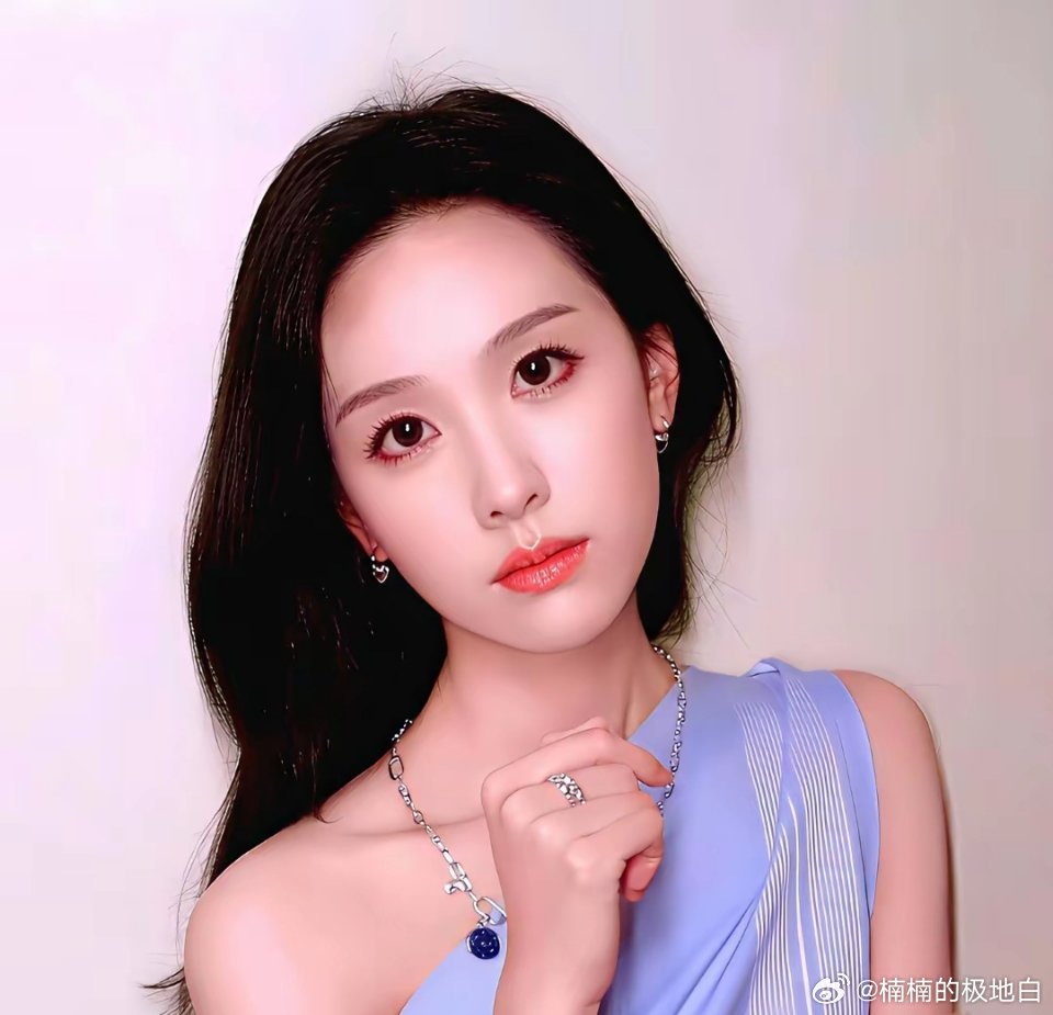林黛玉终于定了郑导把陈都灵推到风口浪尖。她长得更像校花，林黛玉得会吟诗葬花，还带
