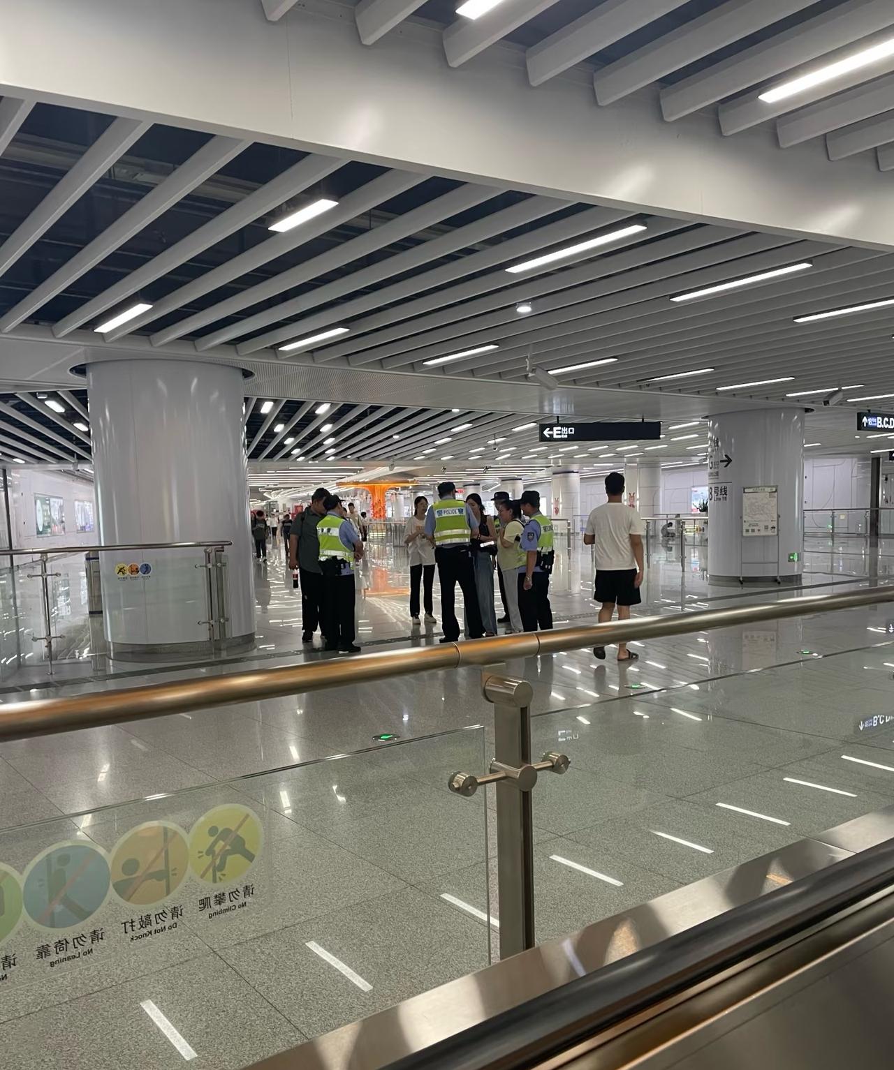 地铁查验身份证估计九月份后香蜜湖、车公庙、竹子林和香梅地铁站里都有可能警察查