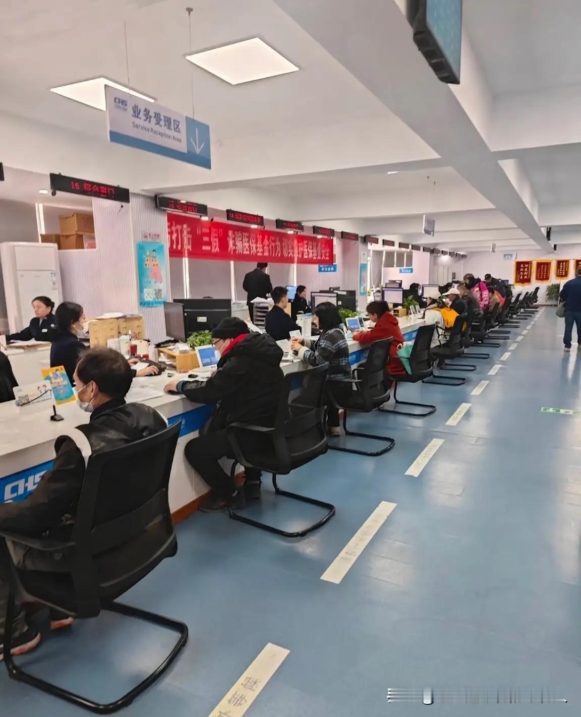 我刚从社保局办事回来，发现一个令人揪心的现象：现场有不少四十多岁的人正在办理社保