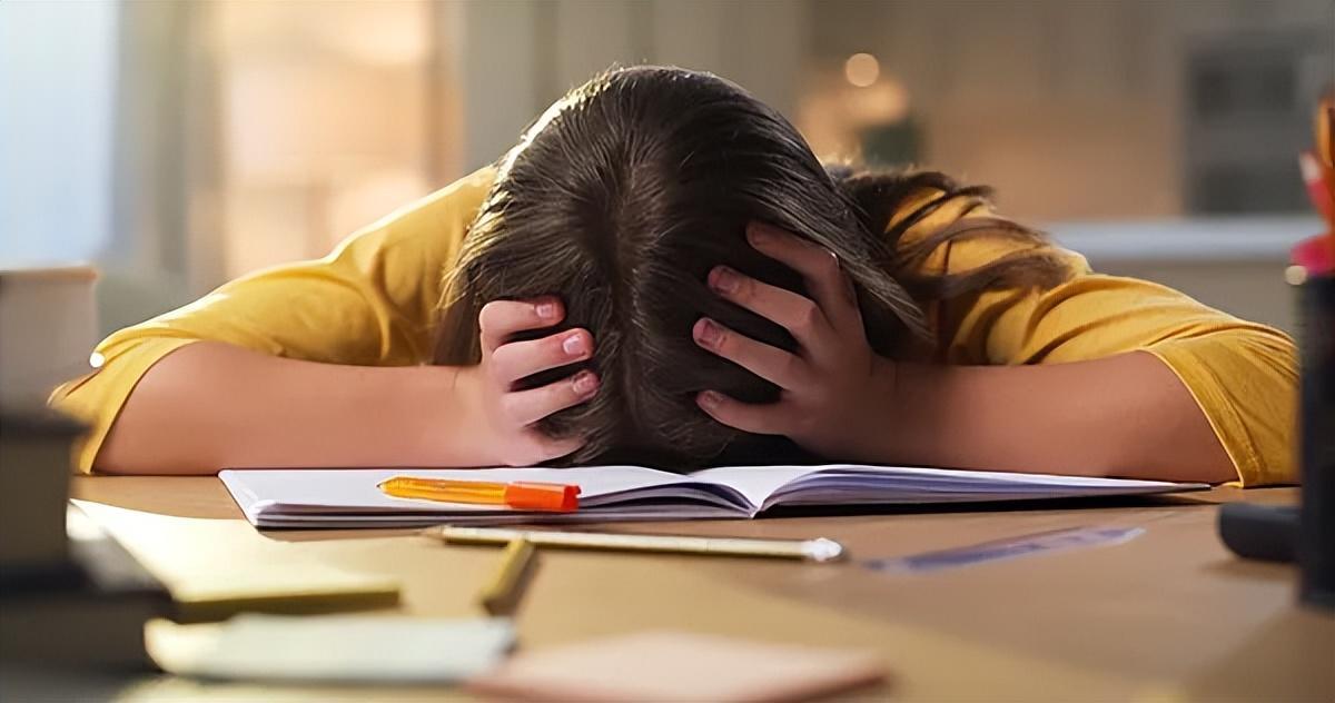 浙江杭州，一对父母被14岁的女儿折磨得快崩溃了。女儿时而大哭寻死，时而兴奋地在一