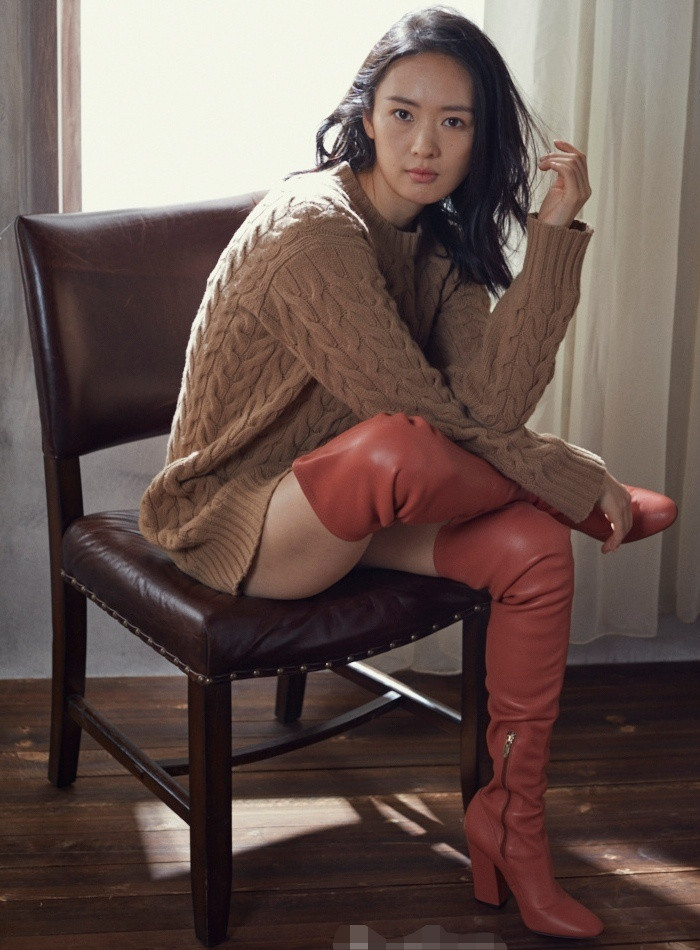 童瑶，过膝红色长筒高跟靴穿搭，时髦有型