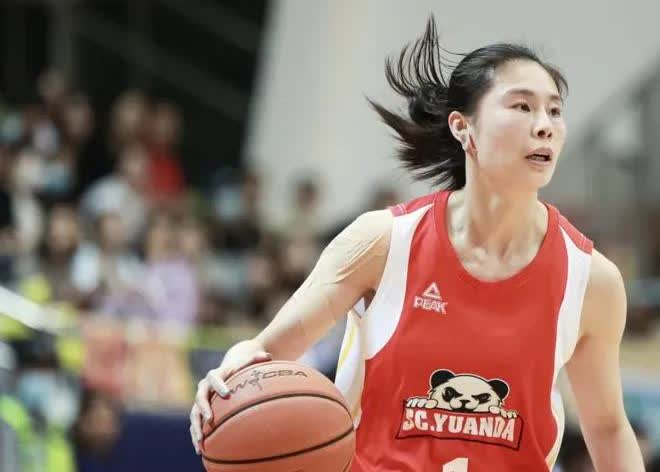 女篮亚洲杯中国队表现较差球员再次被公认：在7月19日的中日女篮之战中，中国队