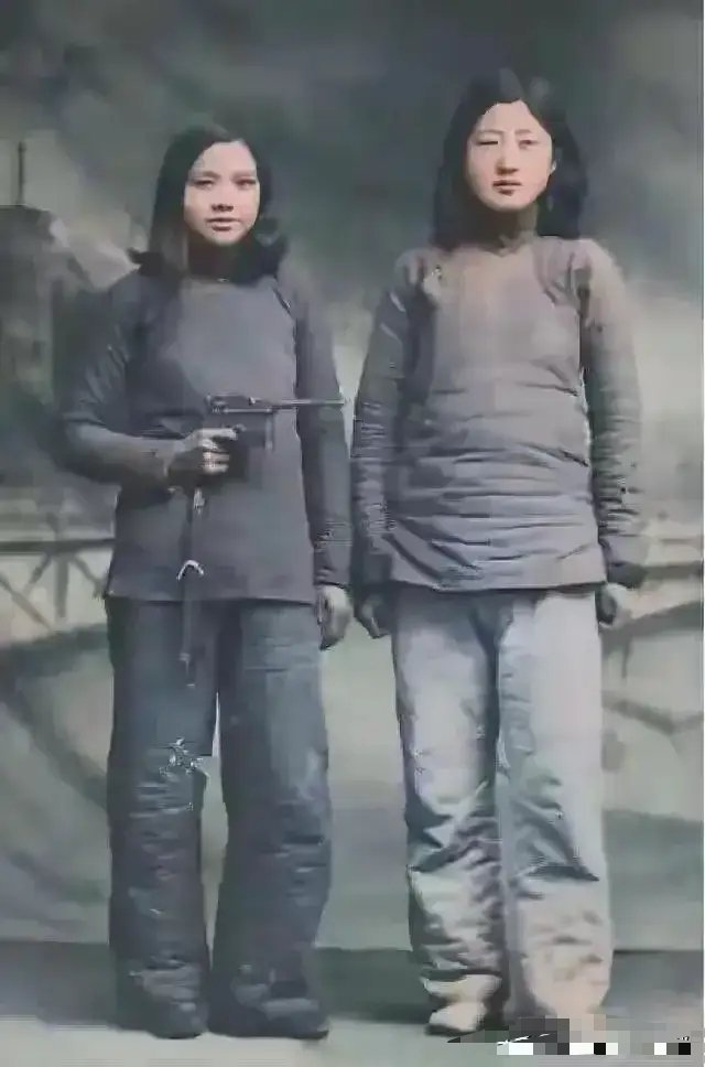 抗战时期真实的女八路军，左边这位拿着的枪叫什么