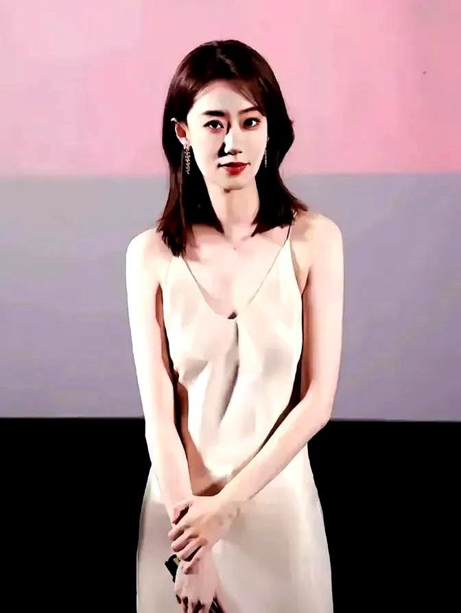 离开贾玲，张小斐真的不行了吗？金鸡影后拿了，机场却总是低调现身，除了偶尔和粉