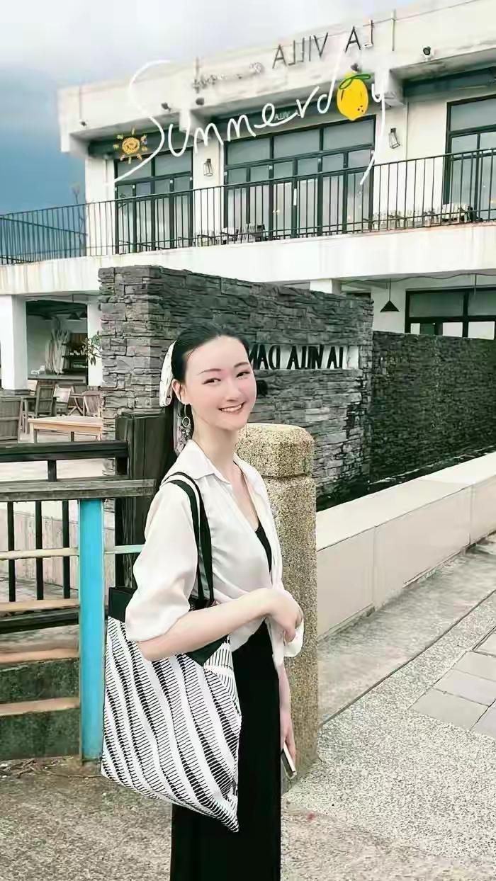 琼瑶孙女白富美一枚，她长在琼瑶审美点上，美得似画中人。