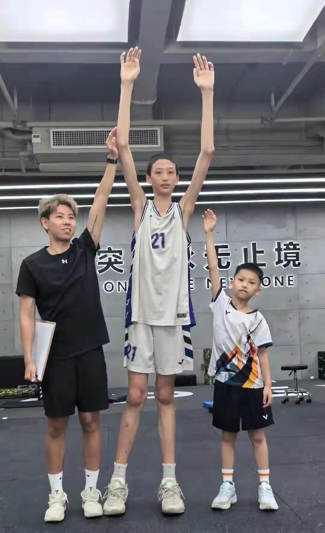 广东宏远挖到潜力内线好苗子！广东男篮青训再收获宝藏少年！13岁的李若豪，身高已经达到2.03米，臂展