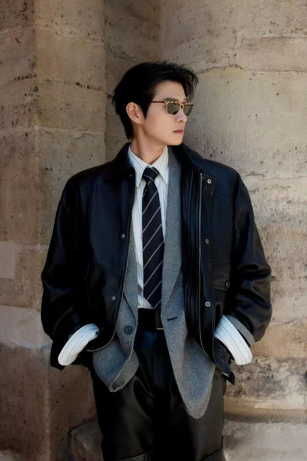 魏大勋扛铁裤衩像在走秀谁能想到扛铁裤衩也能这么有型！魏大勋录综艺把它搭肩走，运动