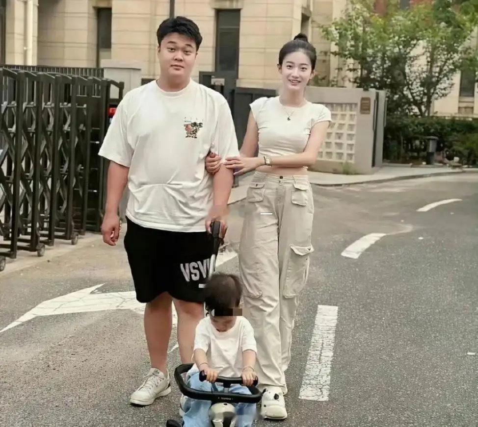 不得不说小伙子找了个女明星，这颜值老好高了
