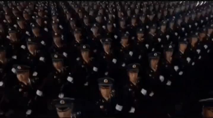 虽说这么比有点儿欺负人，可还是忍不住比一比。总感觉，一个是军人，一个就是物业保安