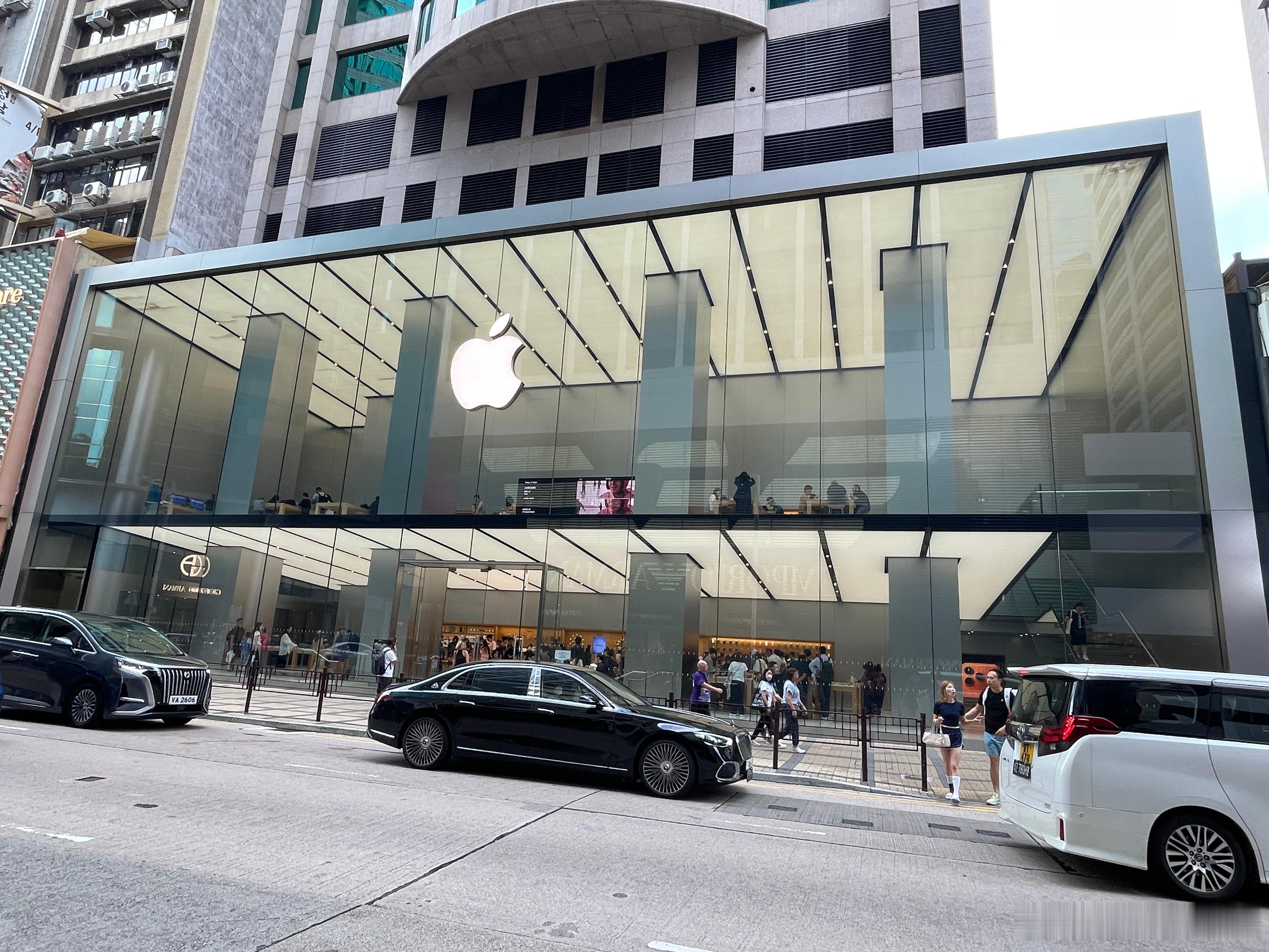 其实我还蛮享受一个人在香港逛街的，仿佛置身港片的感觉，一下子把时间拉回到了学生时
