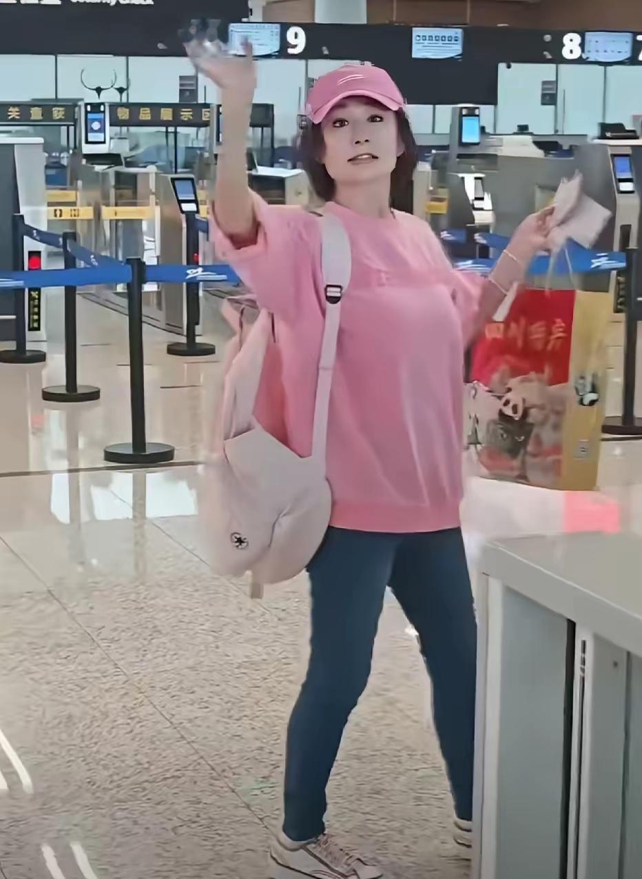 81岁的“冻龄女神”潘迎紫近日被网友偶遇。镜头前的她头戴粉色帽子，身着同色系T恤