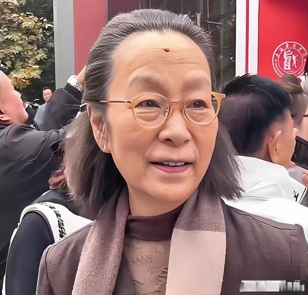 奚美娟终于表态了！在上海戏剧学院八十周年校庆现场，面对媒体对“儿子生父”传言的追