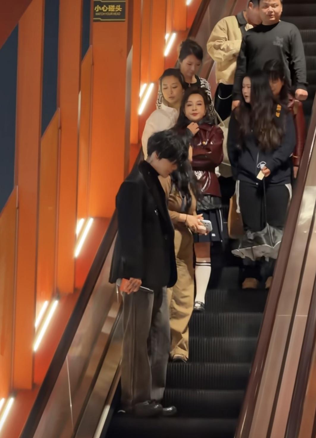 刘晓庆下班了！别的不说，看人家这身体，这精气神，75岁啦，照样上下班，而且还有男