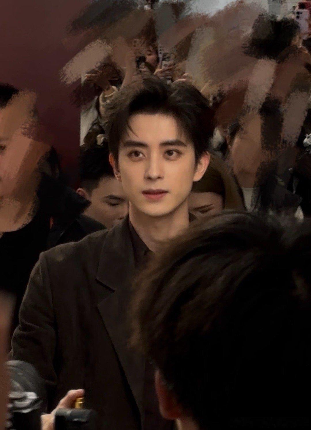 敖瑞鹏怒吼私生都跟到地下车库了他这场活动的直播还迟到了，因为被私生围.堵了车进不