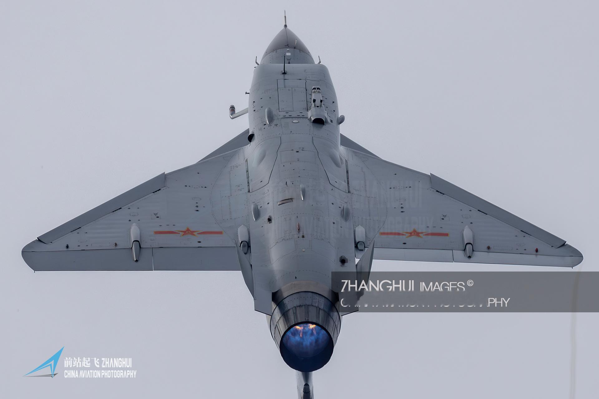 歼10S的机腹视角，一大堆装挂架的洞洞