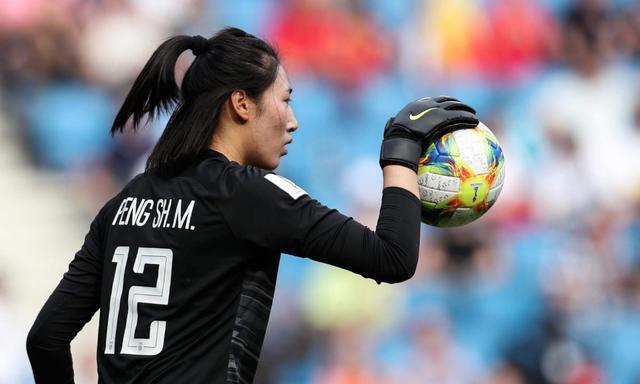 彭诗梦又上热搜了！武汉女足车谷江大0比4输给韩国水原FC，整场比赛彭诗梦浑浑噩