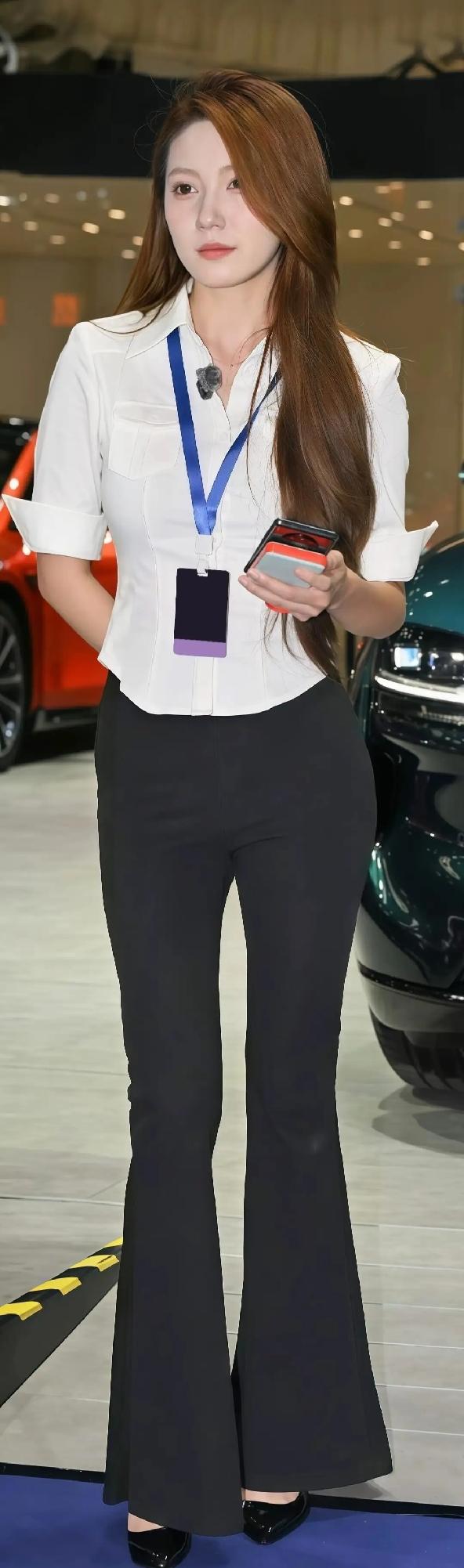美女销售，简约搭配显身材。