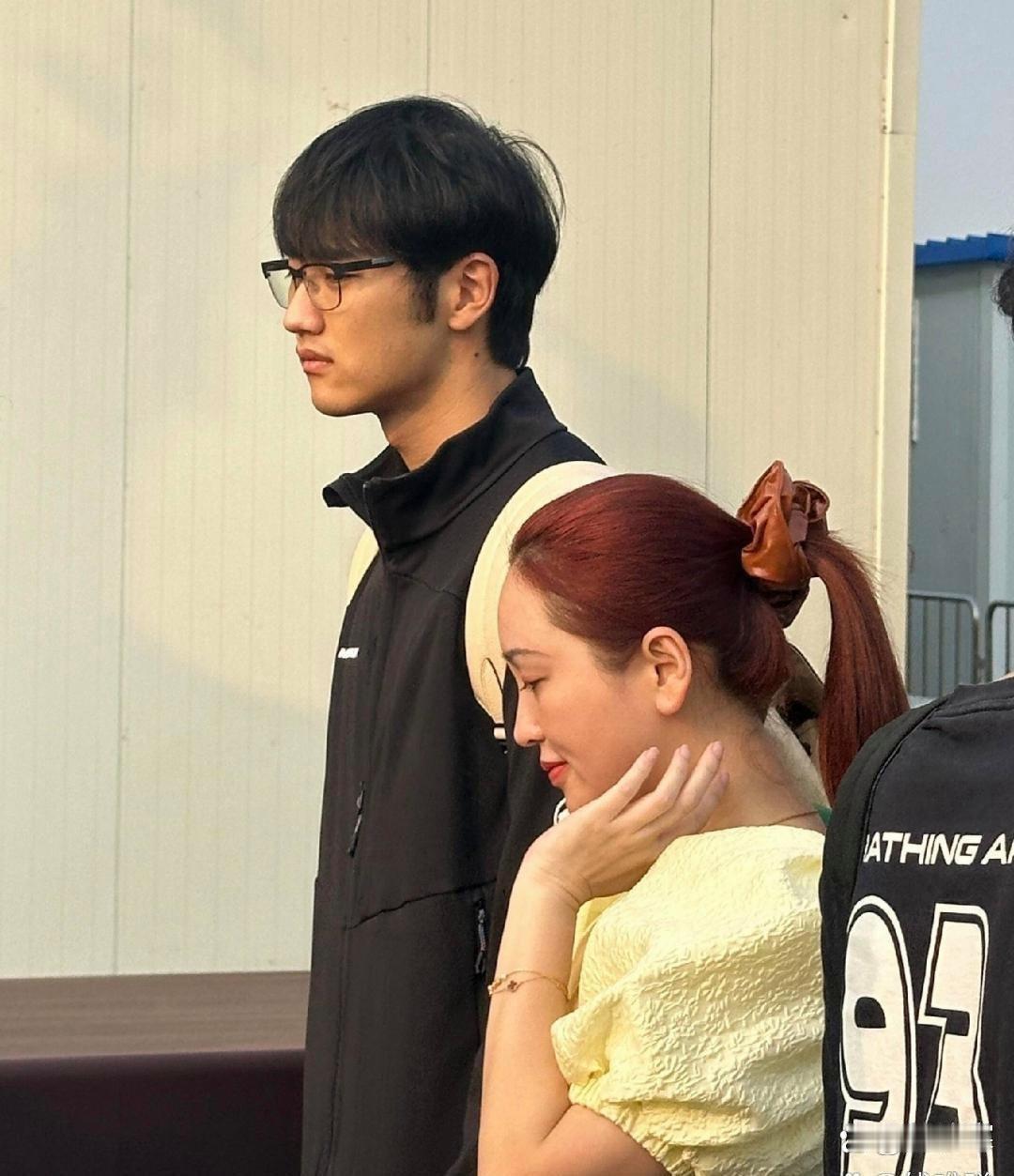 金莎‎‏﻿带小男﻿友‎‎去环球‎﻿影城‎‎约会，男方⁠‏也就‎⁠20出头，﻿⁠皮