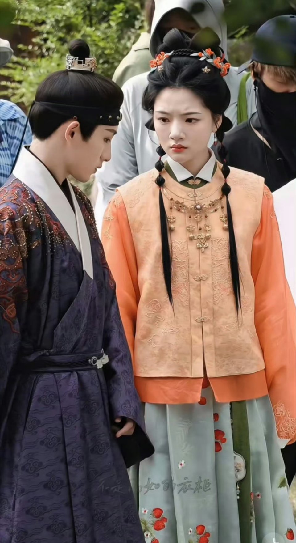 不懂衣服，但我就觉得上衣的版型太现代了，比如袖子那里​​​